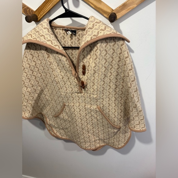 'A Dafydd Snowdon Design' Cream Welsh Wool Tapestry Cape - Picture 10 of 13